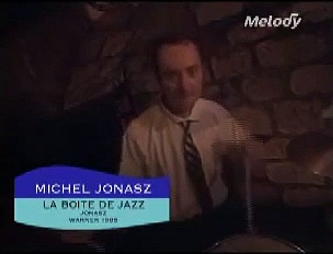 Michel Jonasz interprétant 'La Boîte de Jazz' sur scène